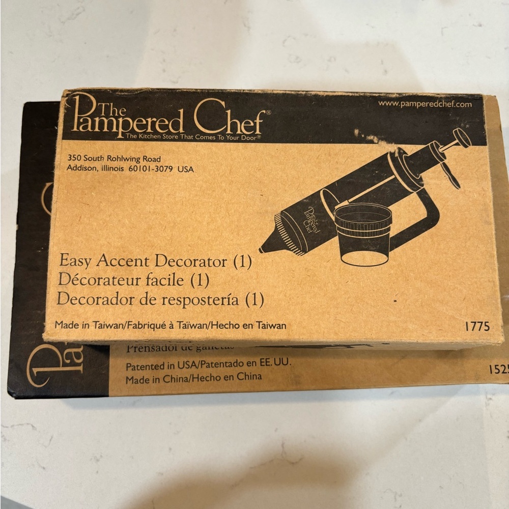 The Pampered Chef Cookie Press & Easy Accent Decorator - Brown